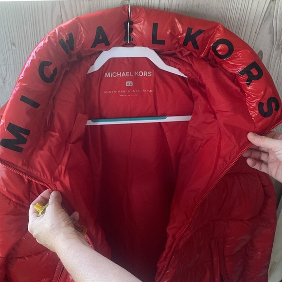 Michael Kors sustainable insulated red puffer jacket - Picture 6 of 11